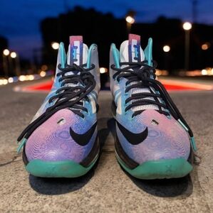 Nike LeBron 10 Pure Platinum Sz 9.5 Fingerprint Hyperfuse Multi Color 541100008